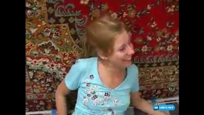 Пьяная блондинка сосёт у двоих и даёт в попу. кончил в жену
