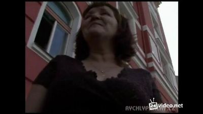 Зрелая чешка трахается за деньги крупным планом порно