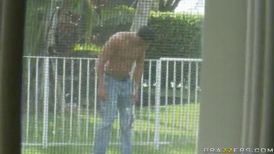 Брюнетка трахается с чужим парнем и пробует большой член. Seks uz