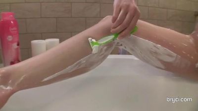 Побрила ноги с киской и начала подмываться - взрослое видео